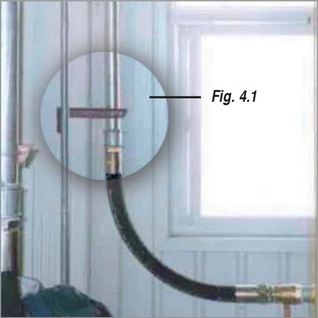 Vibration-dampening compressor connection with a hose